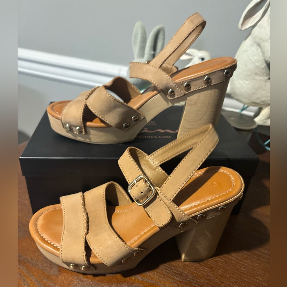 Women's Stylish Tan Platform Sandals -Size 7 1/2 Worn 2 times